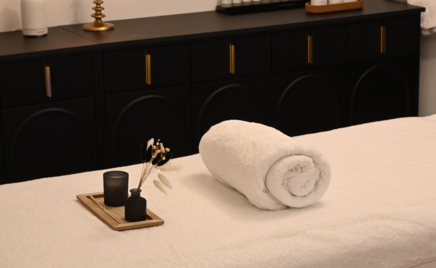 Interiér salonu SALON NICE – masážní lehátko, svíčky a přírodní tóny